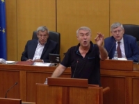 NOVI SKANDAL PRKAČINA U HRVATSKOM SABORU: 'Slušaj nakazo jedna… koliko te Bog unakazio tjelesno…' (VIDEO) 