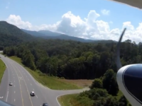 AVIONU SLOMIĆU TI KRILA: Otkazao mu motor pa sletio na autocestu (VIDEO)