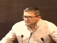 URNEBESNO, IZ SRBIJE: Zastupnik u Skupštini izvadio mobitel iz džepa i pustio narodnjake (VIDEO)