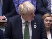 TOKOM DANAŠNJE RASPRAVE U PARLAMENTU: Britanski premijer Boris Johnson i ministrica vanjskih poslova Liz Truss koja bi ga mogla naslijediti nose Cvijet Srebrenice (FOTO)