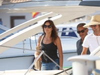 NA ODMORU U ŠPANIJI: Opušteno izdanje bivše prve dame, Carla Bruni istaknula vitke noge (FOTO)