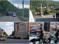 ŽESTOKO SE KUHA NA KOSOVU: Blokade puteva, teški kamioni prepriječili ceste, narod na ulicama, oglasila se policija Kosova... (VIDEO+FOTO)