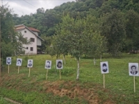 MJEŠTANI IH STAVILI NA OGRADE: Policija naredila uklanjanje fotografija poginulih Srba