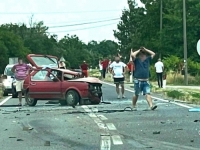 STRAVIČAN SUDAR NA SJEVEROISTOKU DRŽAVE: Automobil smrskan, kamion sletio s puta