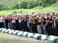 'SB' U DOLINI BIJELIH NIŠANA: U Potočarima klanjana dženaza i ukopano 50 žrtava genocida u Srebrenici (FOTO)
