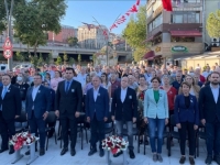 SIMBOLIČNO POSTAVLJENA 8.372 PARA CIPELA: U Istanbulu odata počast žrtvama genocida u Srebrenici