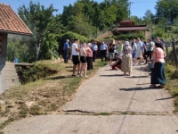 UZNEMIRUJUĆE VIJESTI IZ ZVORNIKA: Optuženik za ratne zločine Vlado Ristanović se vratio u Jusiće i počeo hodati između kuća iz kojih je prije 30 godina Bošnjake odvodio u smrt (VIDEO)