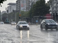 OSVJEŽENJE NA ULICAMA SARAJEVA: Uzavrele temperature prekinuo ljetni pljusak