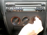 BEZ MAJSTORA I ODLASKA U SERVIS: Evo kako sami možete očistiti klima-uređaj u automobilu (VIDEO)