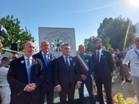 PONIZNOST PRED ŽRTVAMA: Komšić i Dunović na otkrivanju Cvijeta Srebrenice u italijanskom gradu Rogno