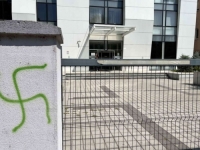 PONAVLJAČ JELENKO MOCONJA OPET UHAPŠEN ZBOG ISTOG KRIVIČNOG DJELA: Nacrtao kukasti krst na zgradi suda u Banjaluci