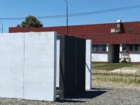 'PRIJEDORSKI LOGORI SMRTI': Na prostoru bivšeg logora Keraterm izložena instalacija sa imenima 815 zatočenika