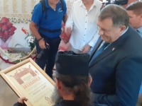 ZA KIM ZVONA ZVONE: Dodik u selu Pridvorica u kojem ne žive Srbi darovao... (FOTO)