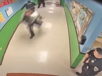 UZNEMIRUJUĆI SNIMAK MASAKRA U TEKSASU: Policajci se povukli na prve zvukove pucnjave, jedan je dezinficirao ruke (VIDEO)