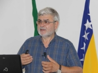 AMOR MAŠOVIĆ NA TRIBINI U ZENICI: 'Fenomen genocida u Srebrenici i BiH je da su se obračunavali s već mrtvim ljudima'
