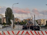 POJAČAVAJU SE TENZIJE NA KOSOVU: Specijalne jedinice policije na mostu na Ibru, okupljaju se i Albanci iz Južne Mitrovice