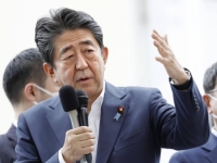 HOROR U JAPANU: Napad na bivšeg premijera, upucan je dok je držao politički govor...