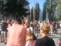 DRAMA U NOVOM SADU: Demonstranti se pred Skupštinom fizički sukobili s policijom (VIDEO)