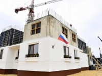 RUSI TVRDE DA U MARIUPOLJU GRADE MODERNE ZGRADE: Na njma se viore ruske zastave, ali jedan detalj je svima zapao za oko (FOTO)