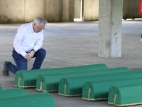 'SB' U POTOČARIMA: Američki ambasador odao počast žrtvama genocida u Srebrenici (FOTO)
