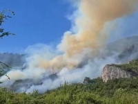 NEPRISTUPAČNA LOKACIJA: Požar guta gustu šumu oko Boračkog jezera, vatrogasci na terenu