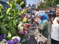 ZAUSTAVLJANJE ISPRED PREDSJEDNIŠTVA BiH: Kolona s tabutima žrtava genocida prolazi kroz Sarajevo do Potočara...