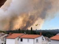 'NE MOŽEMO RAZGOVARATI, GORI NA SVE STRANE': Dramatične razmjere požara u Puli, dio grada bez struje na terenu svi vatrogasci i dva kanadera
