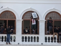 ONI SE NE ŠALE: Demonstranti u Šri Lanki zauzeli i premijerov ured