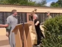 UDARIO JUNAK NA JUNAKA: Sveštenik Ruske pravoslavne crkve napao kolegu, pogledajte kako se sve završilo (VIDEO)