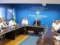 BEĆIROVIĆ U BIHAĆU: 'Režimski političari moraju prestati davati izjave koje izazivaju nemir i tjeraju strane investitore'