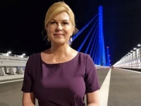 SJELA NA SRED CESTE: Kolinda Grabar Kitarović snimljena nakon otvaranja Pelješkog mosta...