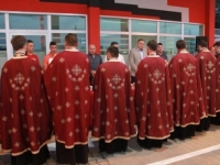 DODIK I 7 SVEŠTENIKA OTVORILI BENZINSKU PUMPU NA MANJAČI: Dok su prisutni uživali u muzici pod šatorom, na ražnju se 'vrtio' bik, a nakon toga je i Dodik održao prigodan govor (VIDEO)