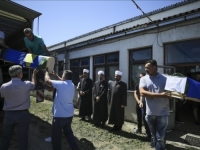 U TIŠINI SE OPROSTILI OD NAJMILIJIH: Iz Šejkovače ispraćena kolona s posmrtnim ostacima 16 žrtava zločina u Prijedoru