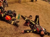 DRAMATIČNI PRIZORI S KRASA: Premoreni vatrogasci spavaju na cesti (FOTO)