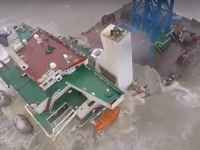 KATASTROFA U JUŽNOM KINESKOM MORU: Raspolovio se brod, traga se za gotovo 30 ljudi (VIDEO)