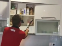 HERCEGOVKA ZATEKLA ZMIJU U KUHINJI, PA PANIČNO ISTRČALA IZ KUĆE: Gmizavac se zavukao u...
