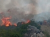 SITUACIJA JE VEOMA TEŠKA: Veliki požar u Neumu proširio se na selo Hutovo, gasi ga helikopter OS BiH