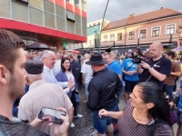 MILORADE, BEKRIJO: Uprkos jakoj kiši, u Prijedoru veliki broj građana na protestu 'Odbrana Ljubije'