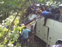STRAVIČNA NESREĆA U TURSKOJ: Autobus pun turista se survao sa litice