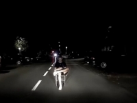 SNIMILA FIKSNA KAMERA: Sjeo na stolicu nasred ulice čekajući da naleti auto (VIDEO)