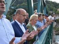 SAD BI BILI OČEVI, SAD IH VIŠE NEMA: Stotine ruža pušteno niz Drinu povodom godišnjice zločina nad Bošnjacima u Foči