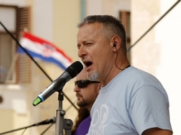 KUD PUKLO DA PUKLO: Opozicija iz Sremske Mitrovice poziva Thompsona u Srbiju (VIDEO)