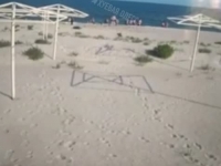 ZASTRAŠUJUĆI SNIMAK IZ UKRAJINE: Tokom kupanja na plaži u Odesi eksplodirala mina i ubila dvojicu muškaraca (VIDEO)