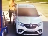 DOSADNO MU BILO: Točio benzin i krenuo zapaliti cigaretu, pa zapalio i auto (VIDEO)
