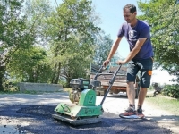 BUGOJANAC UZEO STVAR U SVOJE RUKE: Asfaltira rupe na cestama, kad neće nadležni on će... (VIDEO)