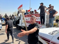 NAPETO U BAGDADU: Irački klerik Muqtada al-Sadr napušta politiku, okupljene pristalice pokušavaju ući u vladine zgrade