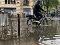 STRAHOVITO NEVRIJEME POGODILO PARIZ: Bujična kiša zasula grad, voda se sa ulica slijevala u metro (VIDEO)