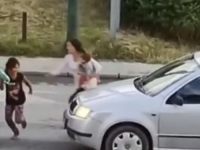 'SB' SAZNAJE: Djevojčica prosila, pa istrčala na cestu gdje je udario automobil (VIDEO)