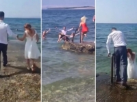 SVADBA U HRVATSKOJ ZA PAMĆENJE: Nakon ceremonije, mladenci i svatovi skočili u Jadran da se kupaju (VIDEO)