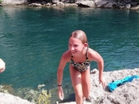 KAKVA HRABROST I ODVAŽNOST: Nepoznata 13-godišnja djevojčica oduševila skokom sa Starog mosta (VIDEO)